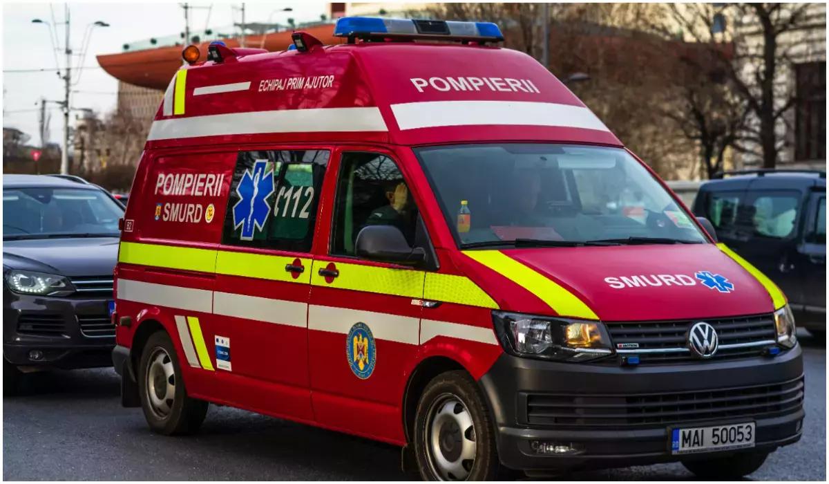 O adolescentă a căzut de la etajul 2 după ce ar fi confundat geamul dormitorului cu uşa. Se certase cu mama sa