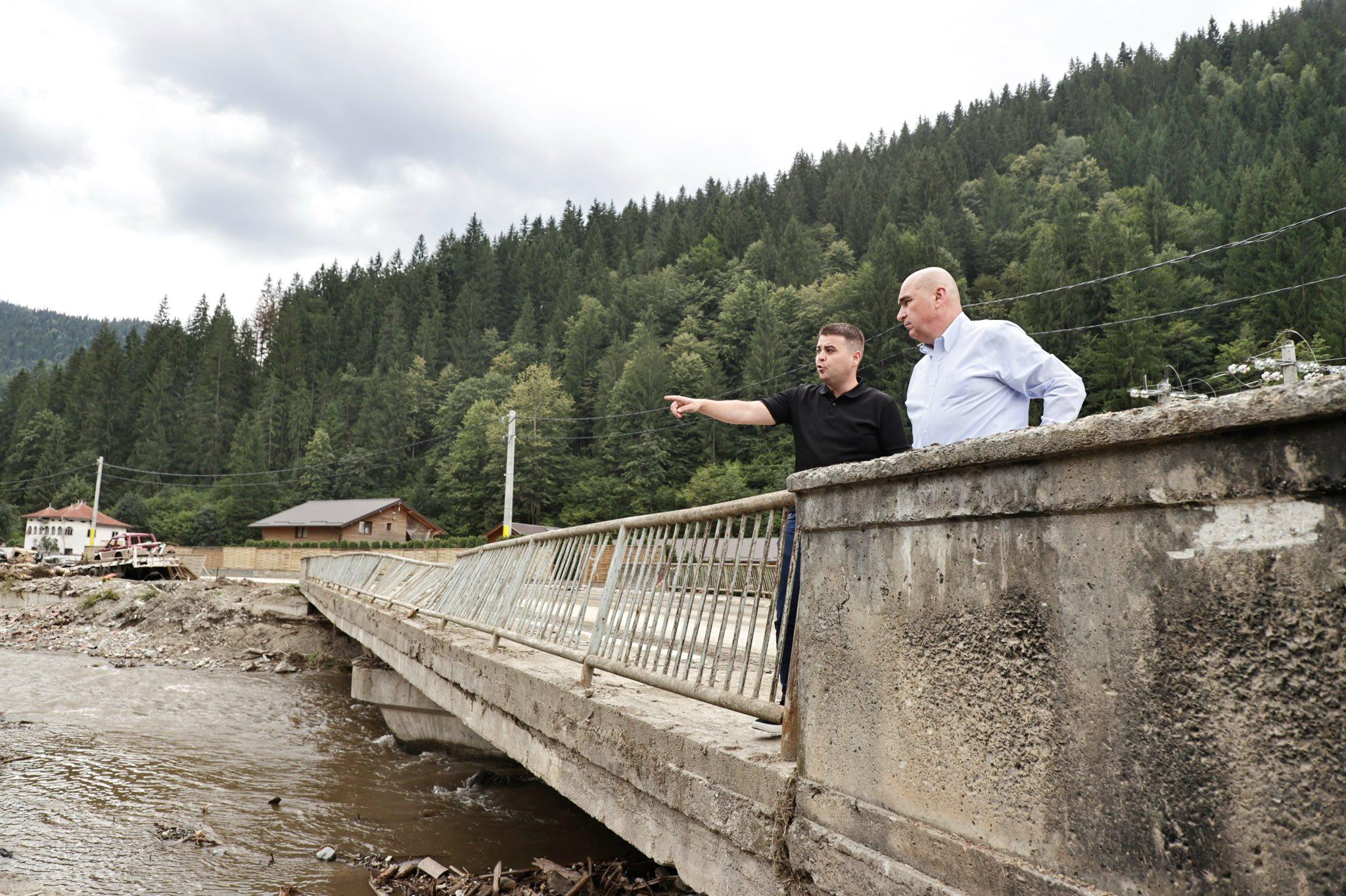 Bolojan, la Broşteni. Guvernul a alocat 7,4 milioane de lei pentru refacerea locuinţelor distruse de inundaţii