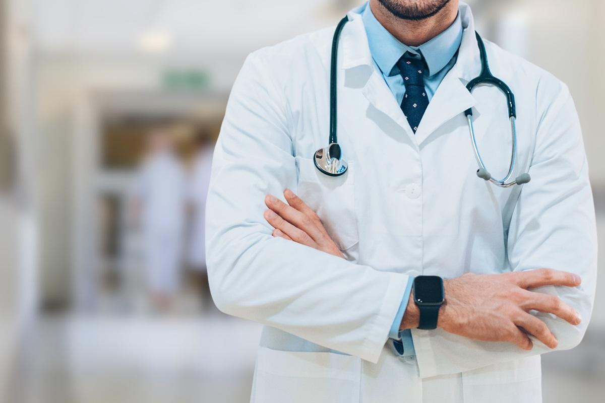 Medic, exclus din profesie după ce a postat o fotografie cu operație pe creier pe un site de întâlniri