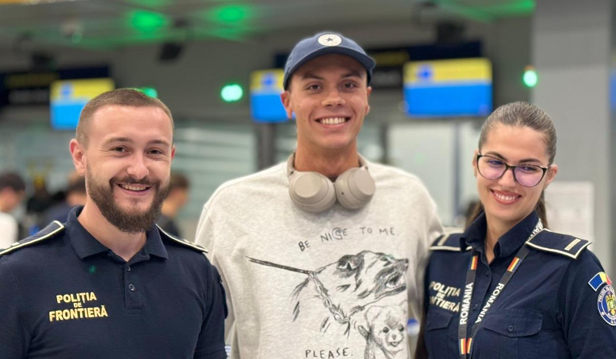 David Popovici a revenit în ţară după ce a luat două medalii de aur la Mondiale: "Ştiţi ce iubesc la înot?"