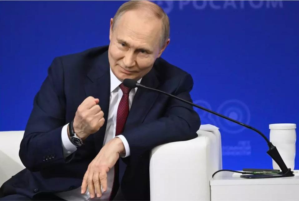 Incendiu provocat de o dronă ucraineană în apropiere de "palatul lui Putin". 400 de pompieri, la intervenţie