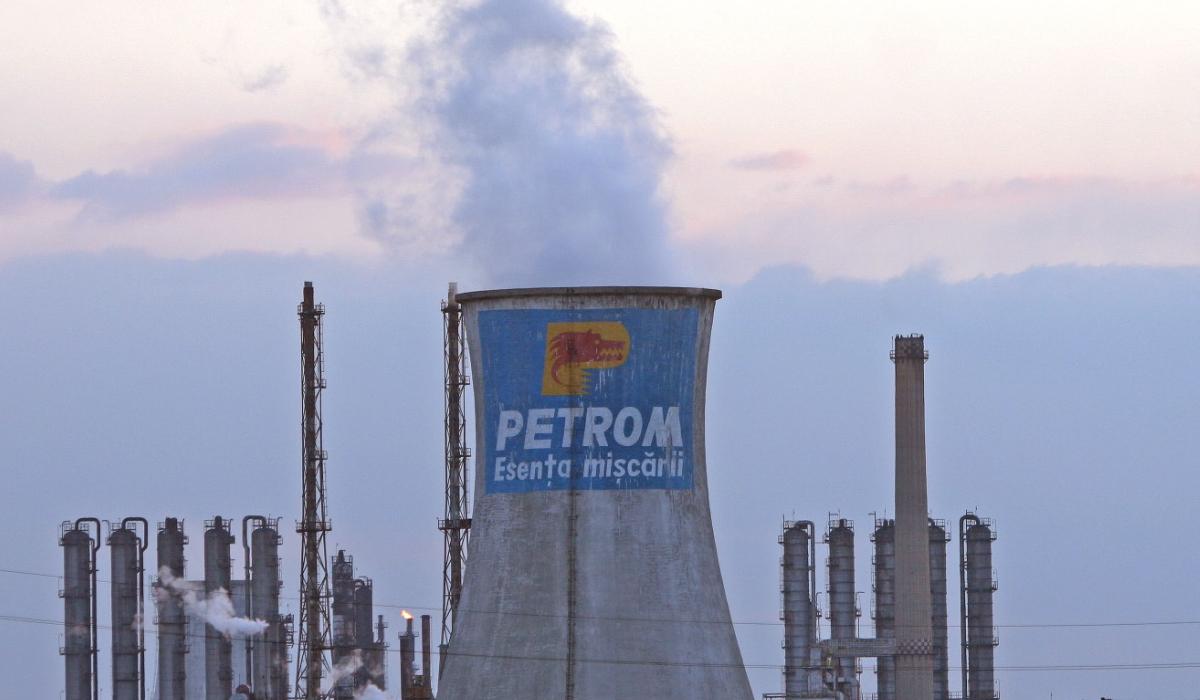 OMV Petrom face apel la stocurile de urgenţă, după ce ţiţeiul importat a fost contaminat. Reacţia Ministerului