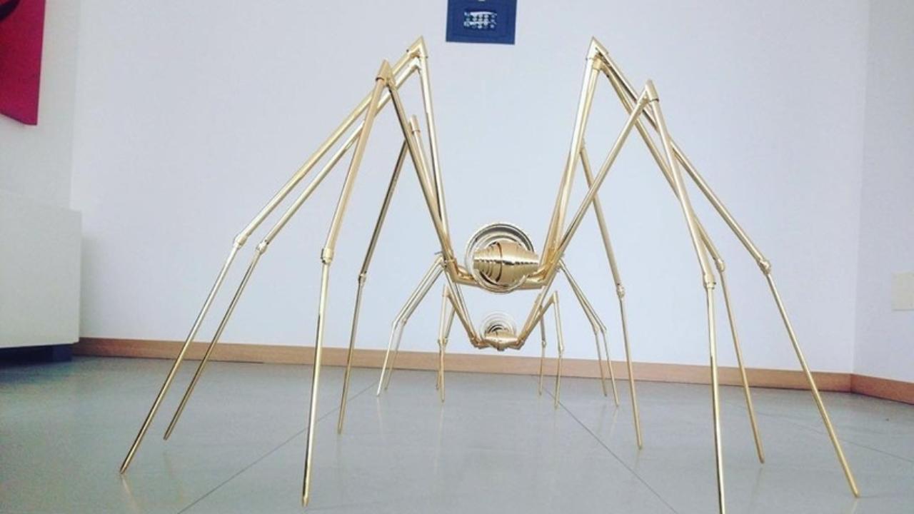 O fetiţă de 5 ani a stricat o sculptură din aur de 30.000 €, în Italia. Voia să deseneze pe o pânză mai scumpă