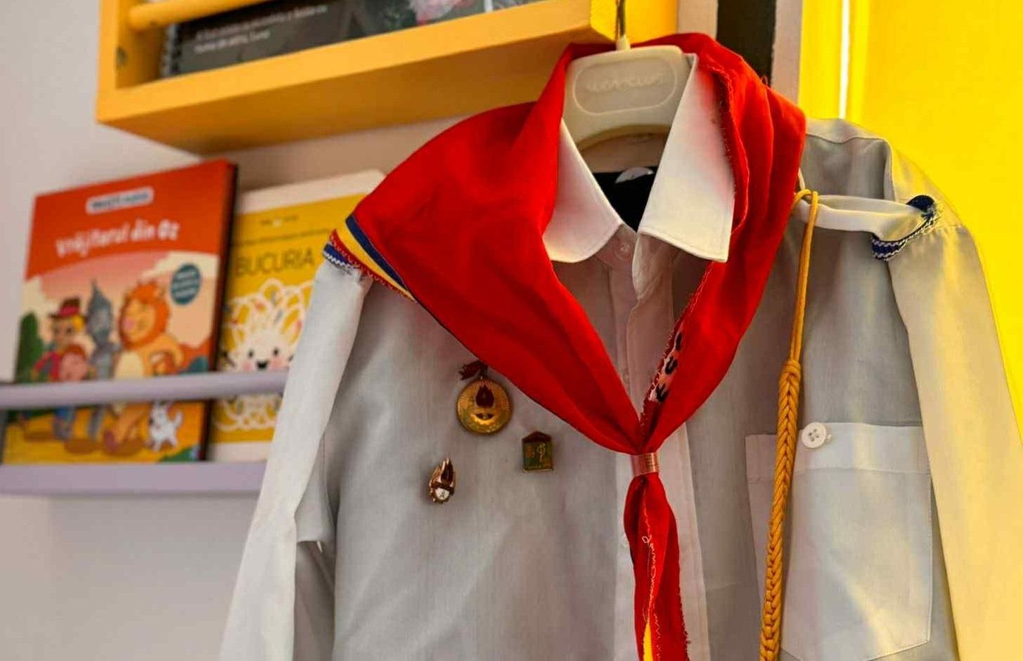 Copiii de la o grădiniţă din Satu Mare, îmbrăcaţi în pionieri şi "şoimi ai patriei". S-a deschis dosar penal