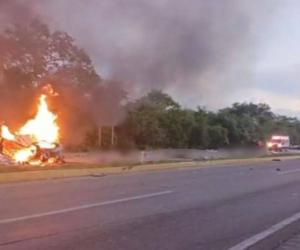 Oameni carbonizați sau aruncați pe șosea, după ce o dubă cu muncitori a izbit un TIR şi a luat foc, în Mexic