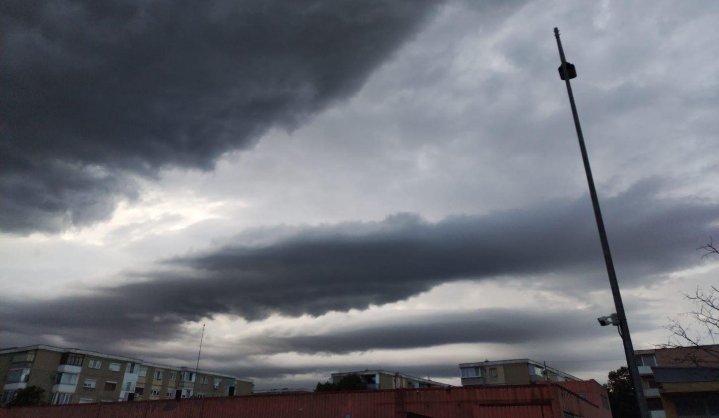 Cod galben de vânt puternic în 13 județe, până joi seară. Prognoză specială pentru București