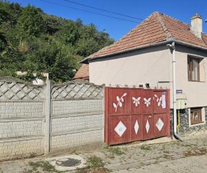 ANAF scoate la vânzare o casă cu două etaje şi un teren de 250mp, în Sibiu. Preţul cerut