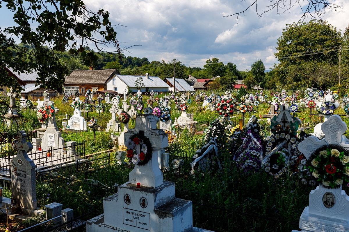 Un bărbat de 32 de ani din Petroșani, găsit mort în cimitir. Polițiștii au deschis o anchetă