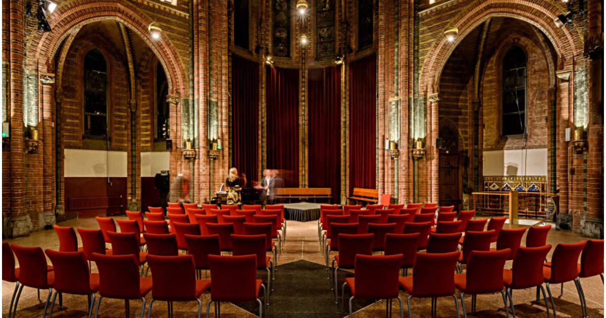 Poza pentru articolul O biserică din secolul XIX, mistuită de flăcări în noaptea de Revelion, în Amsterdam. Turnul s-a prăbuşit