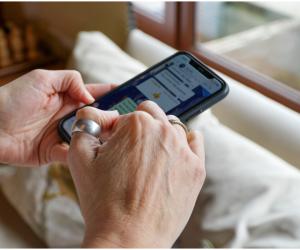 Metoda "curierul": accesezi link-ul, introduci codul și pierzi contul WhatsApp. Avertismentul procurorilor