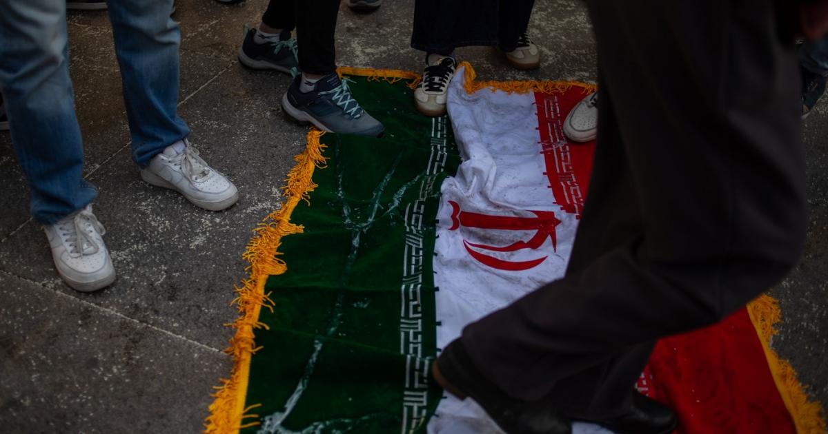 Poza pentru articolul Steagul Republicii Islamice, dat jos de pe ambasada Iranului de la Londra de către un protestatar