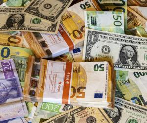 Un muncitor a dat peste un sac plin cu bani în timp ce săpa. Posibilă legătură cu un jaf vechi de 22 de ani