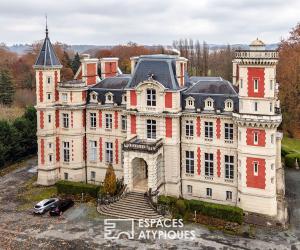 Vreţi să locuiţi într-un castel din Franţa? Visul poate deveni realitate la un preţ de apartament în Popeşti