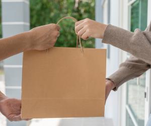 Un tânăr și-a pus pe telefonul lui cardul străbunicului și a comandat mâncare de 14.000 lei pe Glovo