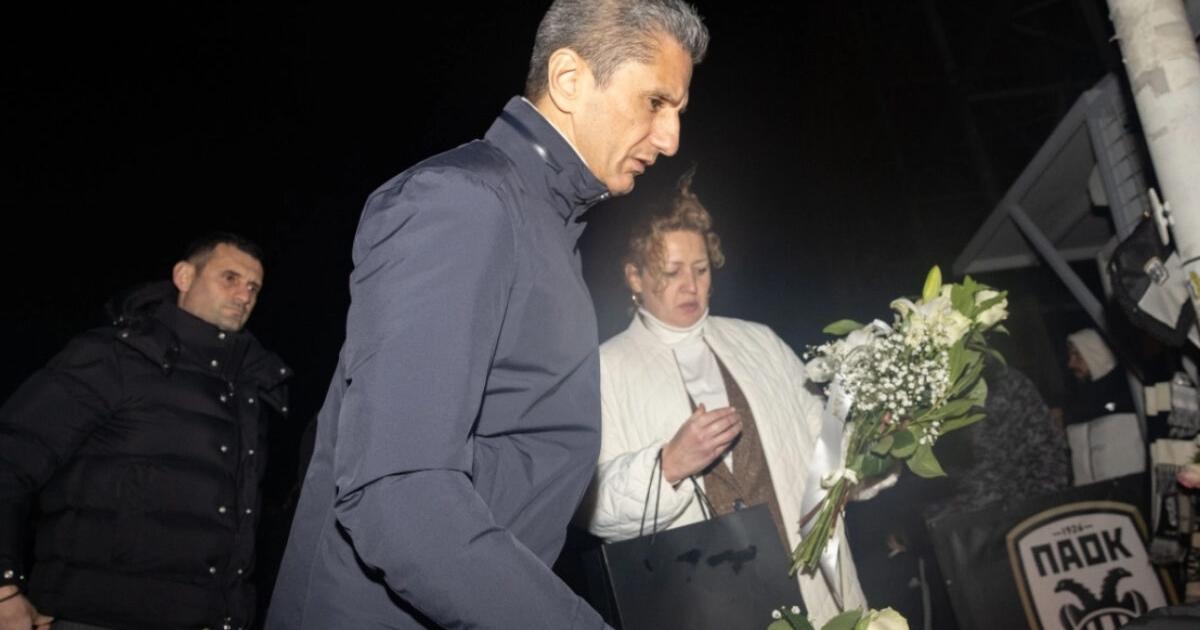 Poza pentru articolul Răzvan Lucescu, cu flori la stadion în memoria celor 7 fani morţi în Timiş: "O familie imensă care suferă"