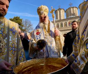 Reacţia unei americance când s-a trezit la uşă cu preotul cu Boboteaza, în Oradea