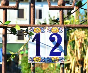 Oraşul din România unde se dau amenzi usturătoare dacă localnicii nu au afişat vizibil numărul casei