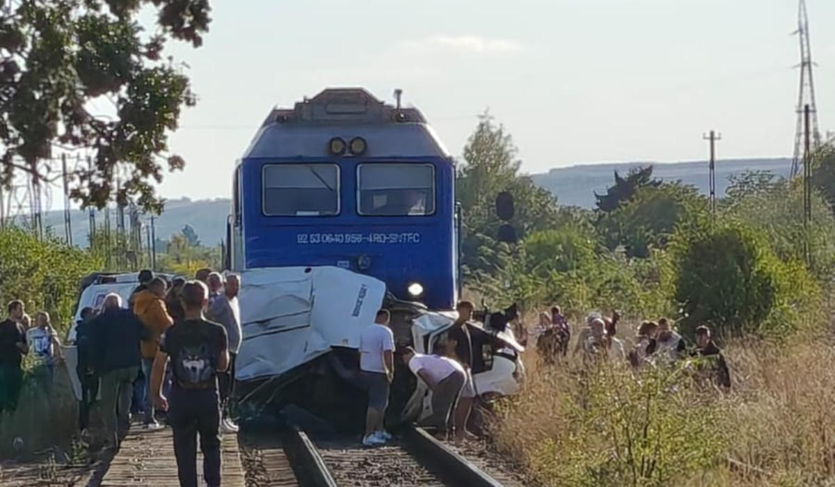 4 morți, printre care un copil de 7 ani, după ce mașina în care se aflau a fost lovită de tren, în Galați