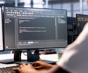 Un IT-st şi-a dat angajatorul în judecată pentru 166 de ore suplimentare. Ce sumă a obținut în instanță