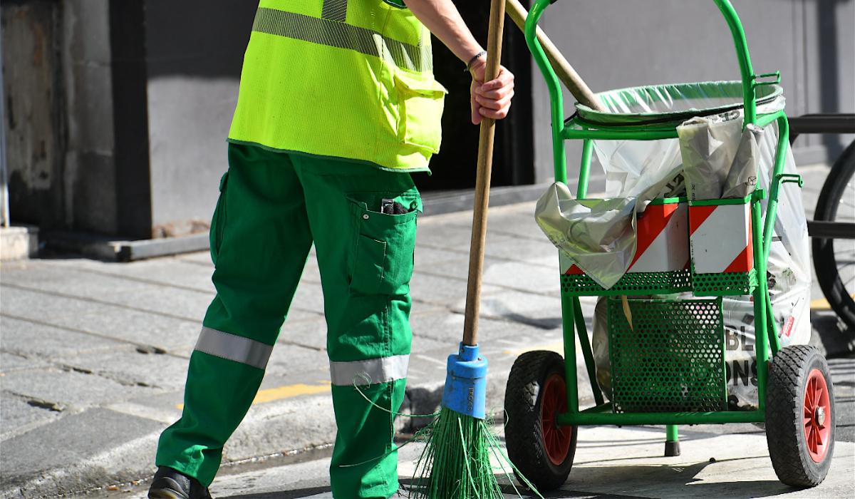 Cât câștigă un măturător de stradă în Germania. Salariul crește pentru cei care conduc utilajele de curățenie