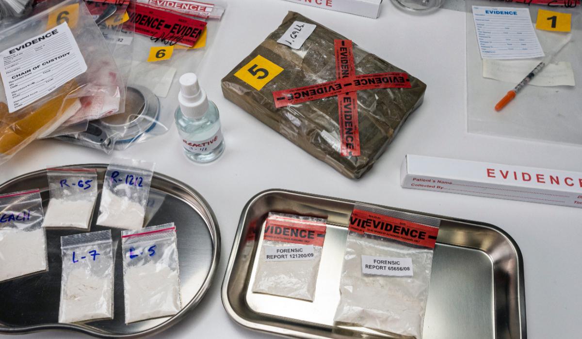 Un român, mama și mătușa lui, arestați în Austria. Sunt acuzați că au vândut 1.000 de plasturi cu Fentanyl