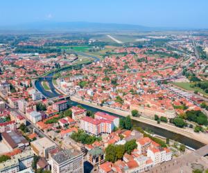 Oraşul unde tinerii îşi cumpără apartamente la jumătate de preţ faţă de Capitală. Tot mai mulţi fac credite