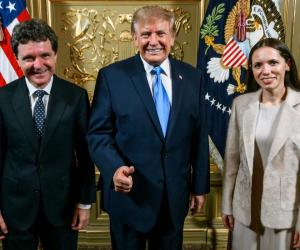 Administrația Prezidențială, reacție după ce s-a sugerat că Nicușor Dan s-a fotografiat cu macheta lui Trump