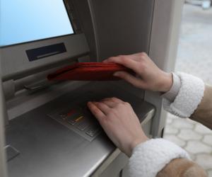 Cel mai folosit cod PIN pentru cardurile bancare. Experţii recomandă schimbarea lui imediată