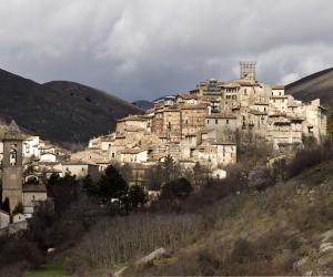 Un sat medieval din Italia oferă case şi până la 44.000 de euro ca să te muţi acolo. Singurele condiţii cerute