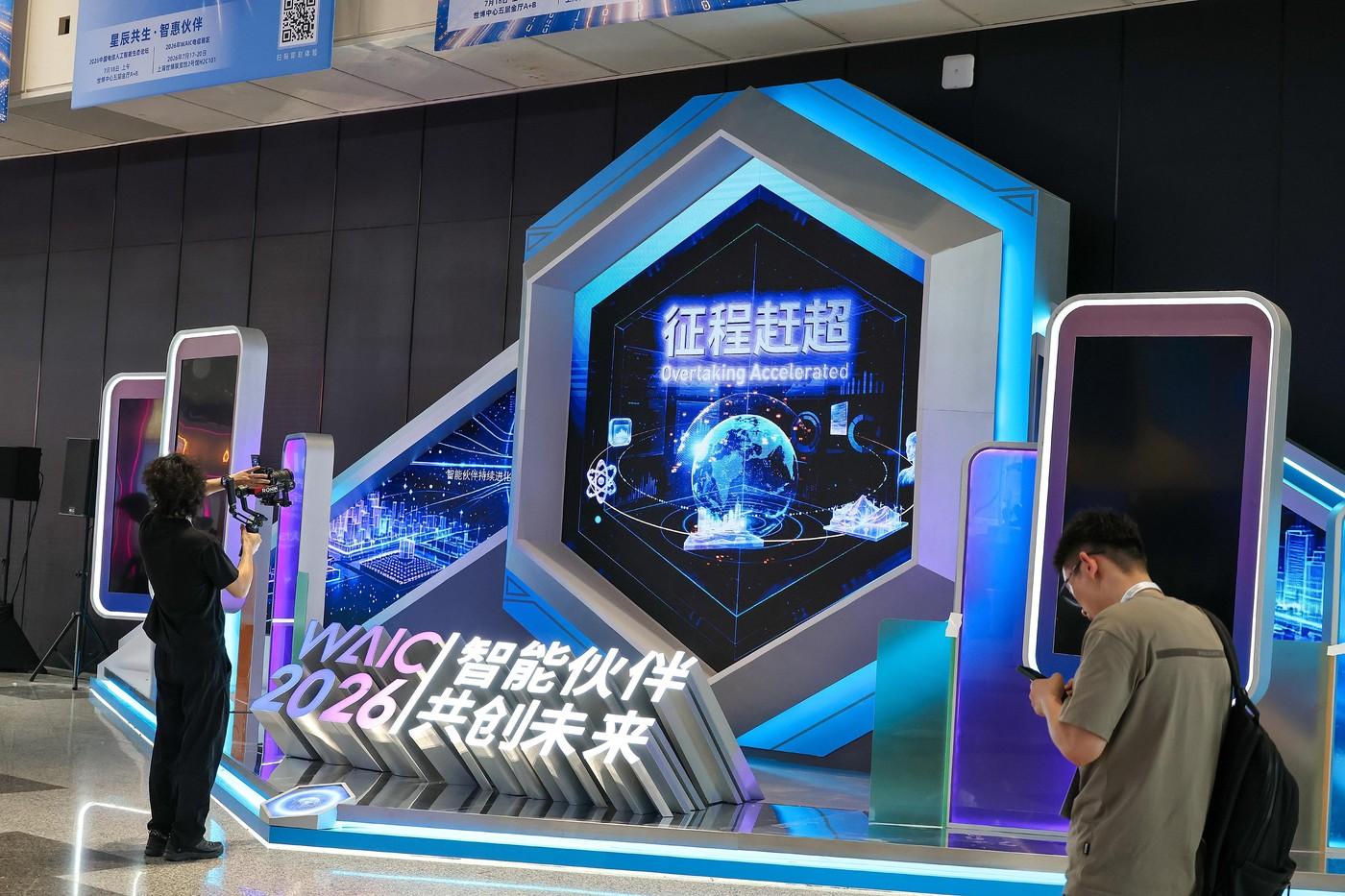 UE testează modele chinezești de inteligență artificială. O companie germană renunță la AI-ul francez Mistral