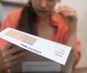 O femeie s-a trezit cu o factură la apă de 56.000€. Locuieşte singură dintr-un salariu de 1.200€