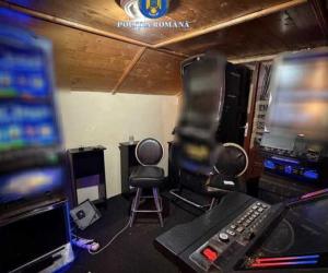 Un mehedinţean şi-a făcut sală de păcănele acasă. Mascaţii l-au săltat cu tot cu aparate