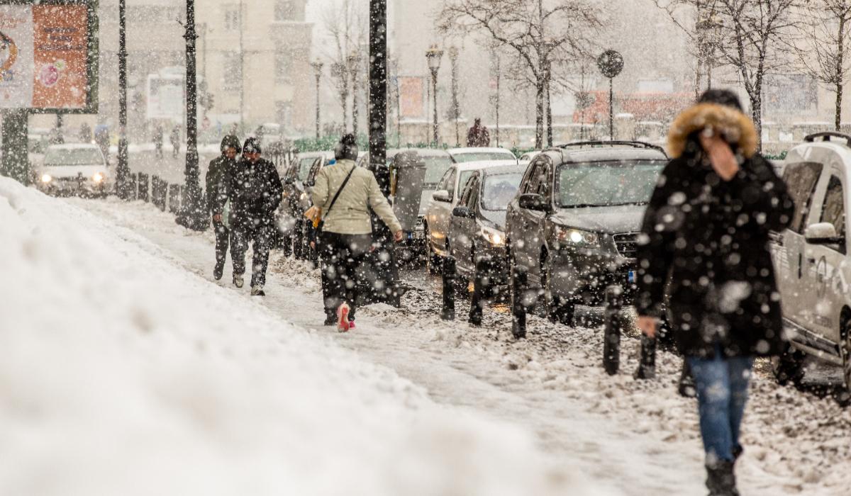 Vremea se răceşte brusc în jumătate din ţară. Alertă de ninsori şi viscol, cu strat de zăpadă de 30 cm