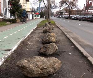 Orașul în care trotuarele și spațiile verzi sunt păzite de bolovani: "Ne-am trezit cu ele peste noapte"