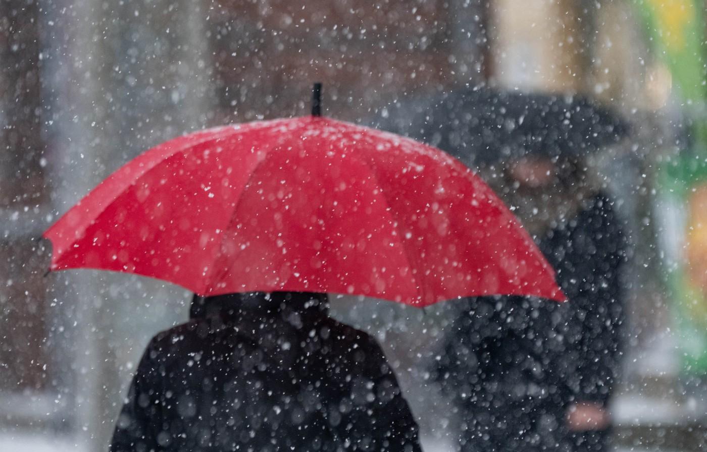 Ploi în aproape toată țara, lapoviţă şi ninsoare în centru şi nord. La munte, cod galben de viscol