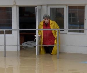 Judeţele în care a plouat într-o zi cât pentru o lună. Zeci de familii, izolate: