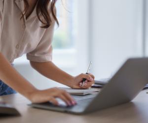 Funcționarii unei primării au ajuns să facă constant "gimnastică" la birou. Ce se întâmplă dacă stau nemişcaţi