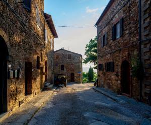 A dat 1 milion $ pe o casă pe care a văzut-o doar pe internet, în Italia. Ce a găsit pe proprietate