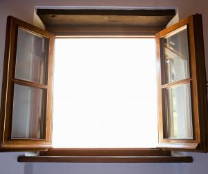 A plecat să muncească în alt oraș, dar a uitat un geam deschis. Ce a găsit un rus acasă, după trei ani