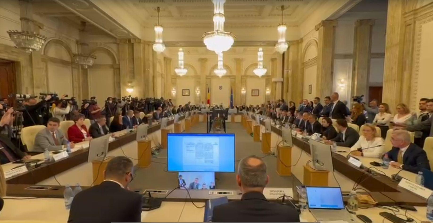 Circ în Parlament. Amendamentul PSD cu ajutoarele pentru pensionari, respins de două ori. Ședința, suspendată