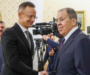 Ministrul ungar de Externe recunoaşte că vorbeşte des cu Serghei Lavrov în timpul reuniunilor UE