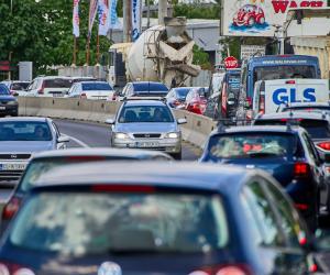 Prețurile la pompă au scăpat de sub control. Cât ar putea scădea carburanţii după intervenția statului