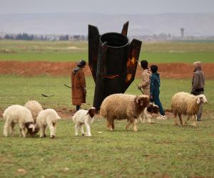 Imagini virale cu sirieni care analizează o rachetă balistică iraniană rămasă neexplodată