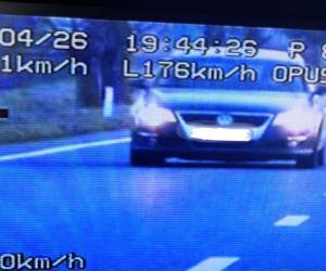 Șoferiță prinsă cu 176 km/h pe DN 38. Motivul invocat: "Se ard cozonacii în cuptor"