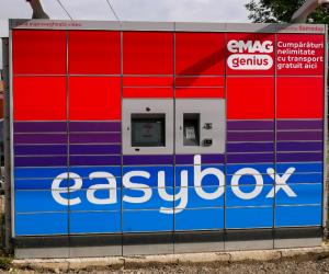 eMAG introduce de mâine o taxă pentru fiecare comandă. Cât vor plăti în plus clienţii