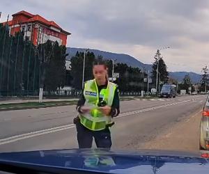 Şofer amendat pentru că poliţista s-a supărat pe el: "Aţi trecut pe galben" / "Era verde" / "Era galben, da?"