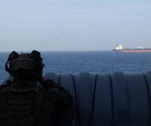 Focuri de armă aupra unui vas în Ormuz. Iran a închis din nou strâmtoarea, după doar o zi