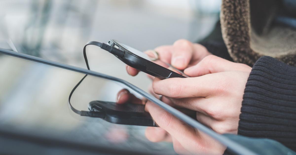 Smartphoneurile şi tabletele vândute în Europa, obligate să aibă baterii înlocuibile şi porturi USB-C