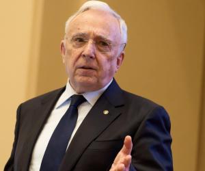 Ce salariu are Mugur Isărescu, guvernatorul BNR. Lista indemnizaţiilor şefilor din instituţie