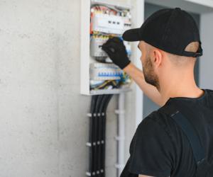 Se caută 55.000 muncitori cu salarii de până la 7.000 €. E nevoie de sudori, electricieni și șoferi